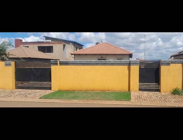 2 BEDROOM HOUSE FOR SALE IN LUFHERENG